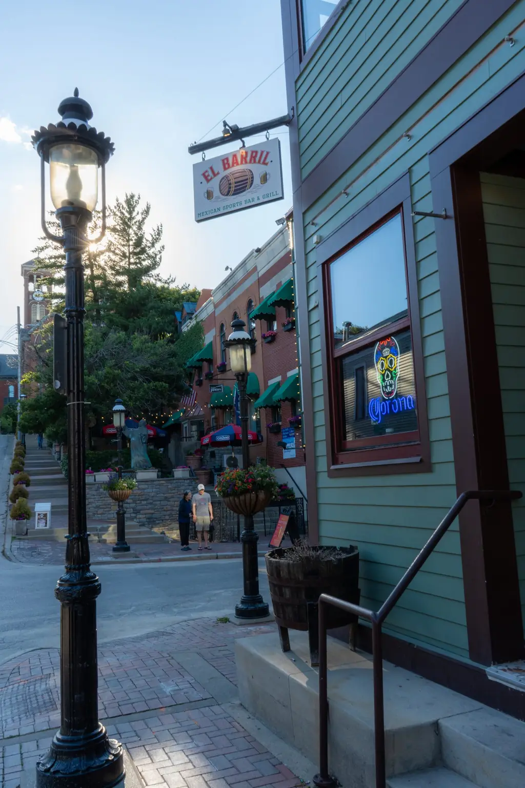 The green building, gas lamps and the steps